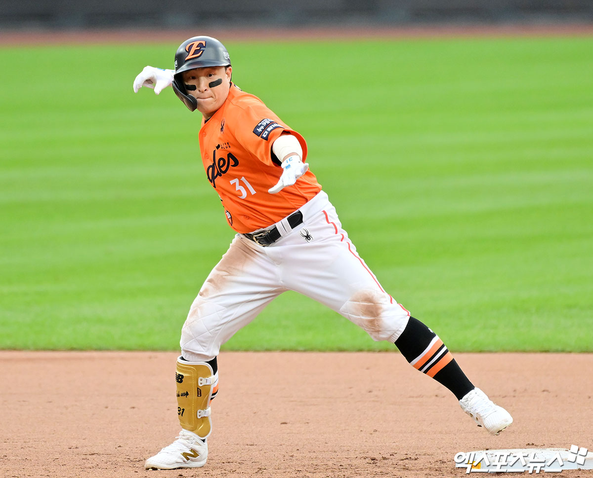 한화 이글스에 잔류한 베테랑 타자 손아섭이 오는 3월 시범경기에 앞서 자신의 기량을 증명할 기회를 얻을 전망이다. 김경문 한화 감독은 22일 일본 오키나와 니시자와 구장에서 열리는 일본프로야구 지바롯데 마린즈와의 연습경기에 앞서 '손아섭은 2군에서 몸이 다 만들어졌을 때 경기를 뛸 예정이다. 1군이 다음달 귀국 후 3월 9~10일 두 차례 연급경기를 잡았다. 그때 얼굴도 보고 대화도 할 예정이다'라고 말했다. 손아섭은 올겨울 스토브리그 FA 신청을 했으나 찾는 팀이 없었다. 지난 5일 계약기간 1년, 연봉 1억원에 한화 잔류가 확정됐다. 엑스포츠뉴스DB