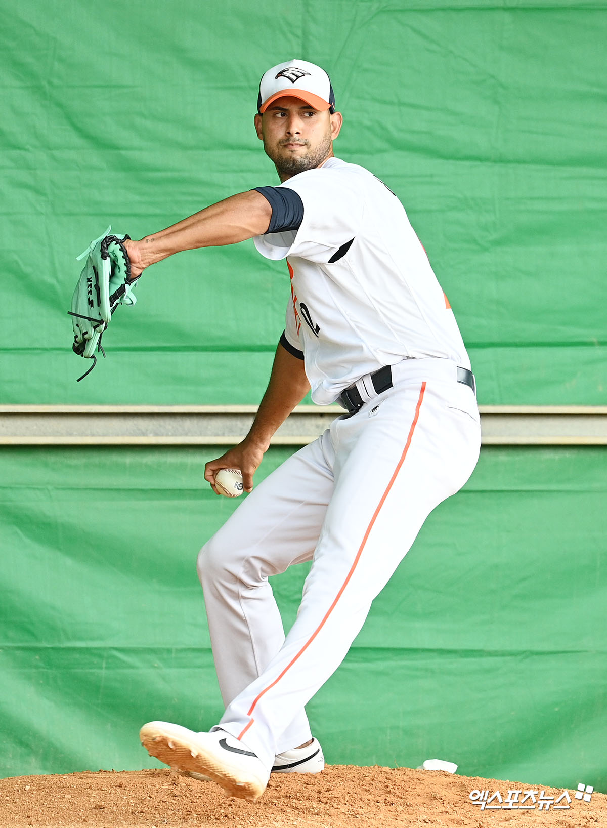 한화 이글스 새 외국인 투수 윌켈 에르난데스가 22일 일본 오키나와 니시자키 구장에서 열린 일본프로야구(NPB) 지바롯데 마린스와 연습경기에 선발등판, 2이닝 무실점을 기록했다. 사진 고아라 기자