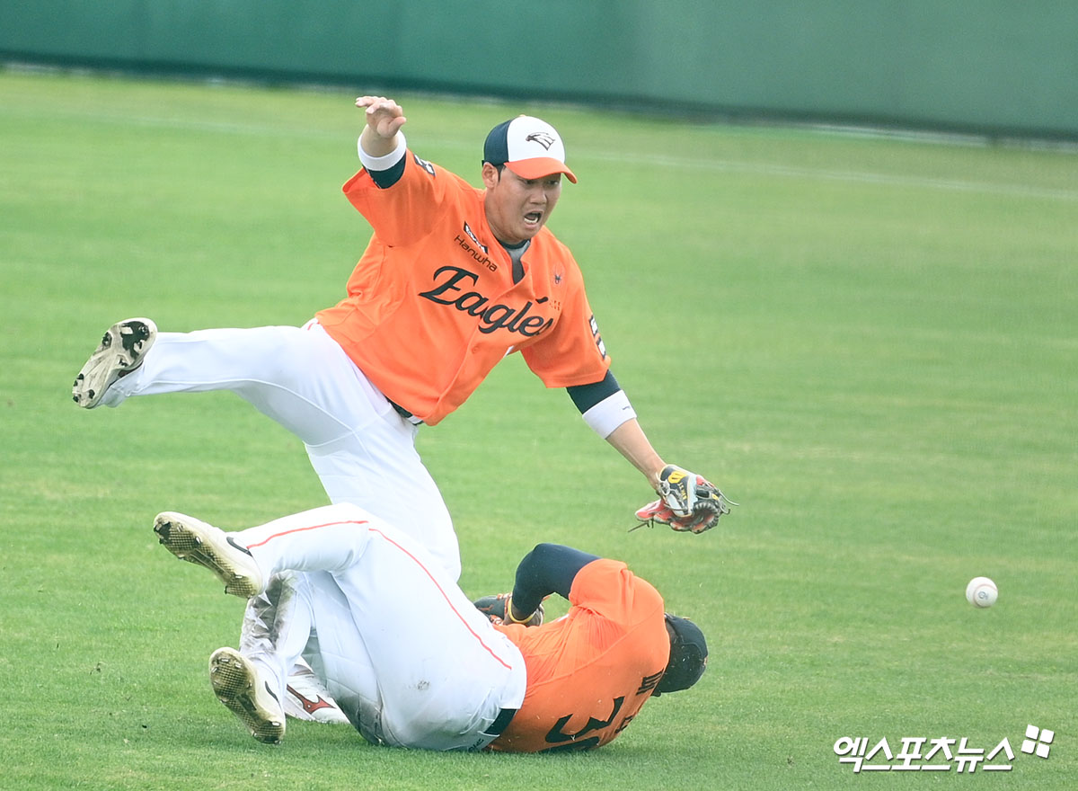 한화 이글스 내야수 하주석(왼쪽)과 외야수 요나단 페라자가 22일 일본 오키나와 니시자키 구장에서 열린 일본프로야구 지바롯데 마린스와의 연습경기 수비 중 충돌하는 모습. 사진 고아라 기자