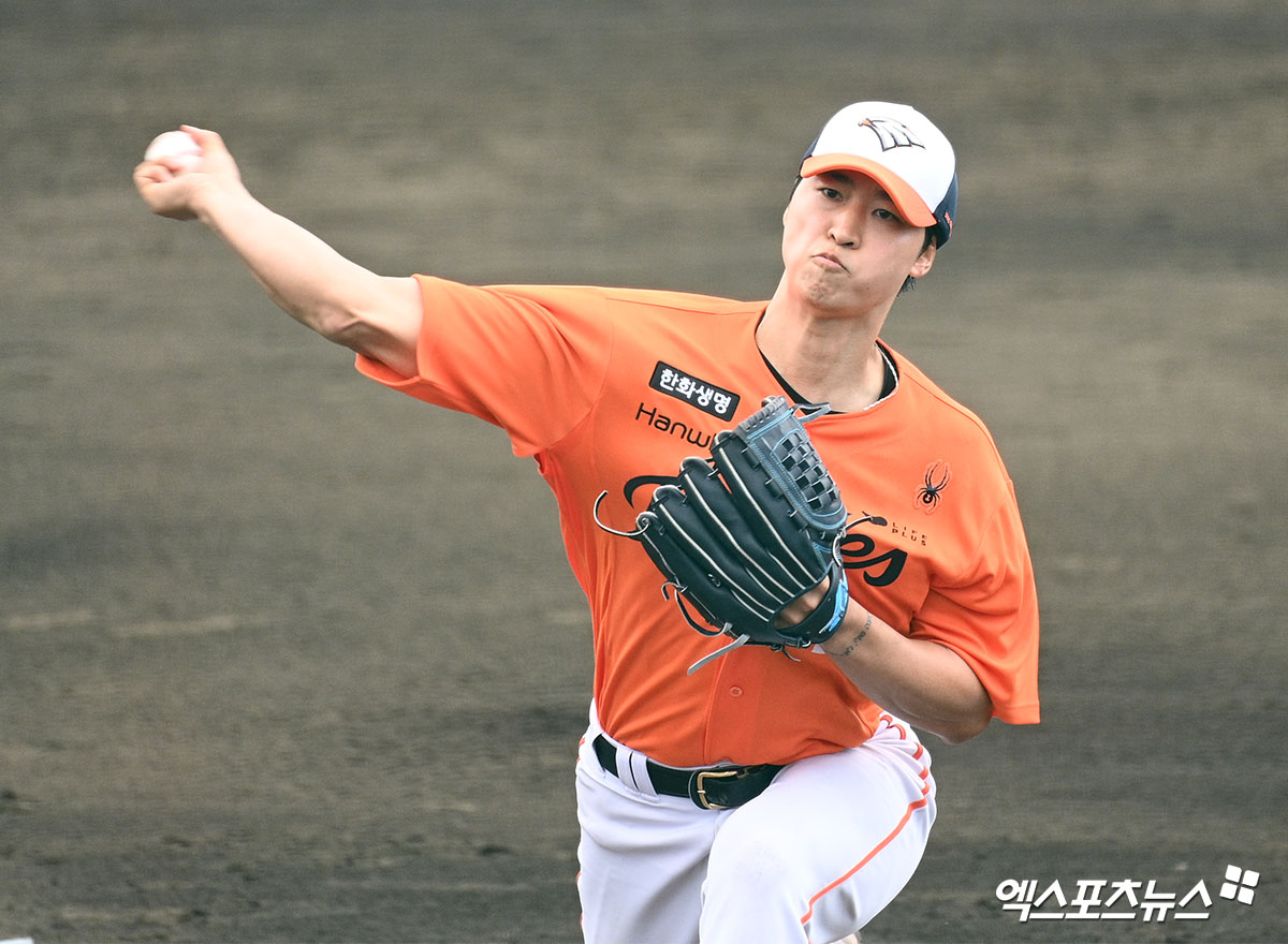 한화 이글스 사이드암 투수 엄상백이 22일 일본 오키나와 니시자키 구장에서 열린 일본프로야구 지바롯데 마린스와의 연습경기에서 1이닝 무실점을 기록했다. 사진 고아라 기자
