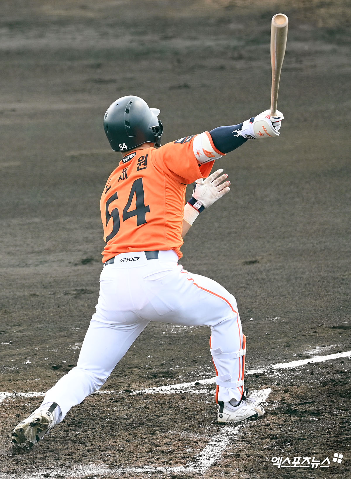 한화 이글스 외야수 오재원이 22일 일본 오키나와 니시자키 구장에서 열린 지바롯데와의 연습경기에서 3타수 1안타를 기록했다. 사진 고아라 기자