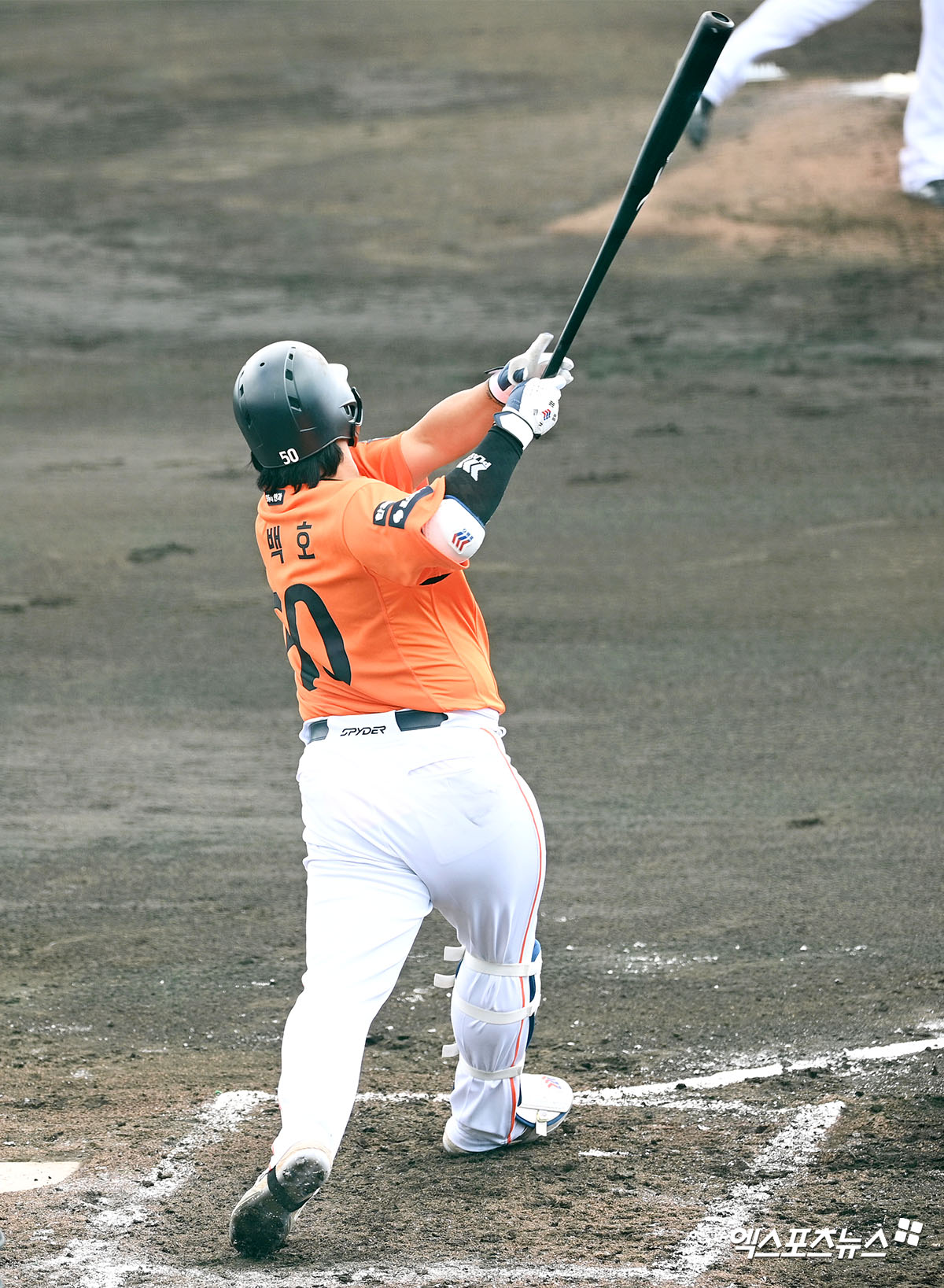 한화 이글스 외야수 오재원이 22일 일본 오키나와 니시자키 구장에서 열린 지바롯데와의 연습경기에서 3타수 1안타를 기록했다. 사진 고아라 기자