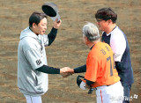 오무라 사부로-김경문 감독 '연습경기 마친 뒤 인사'[포토]