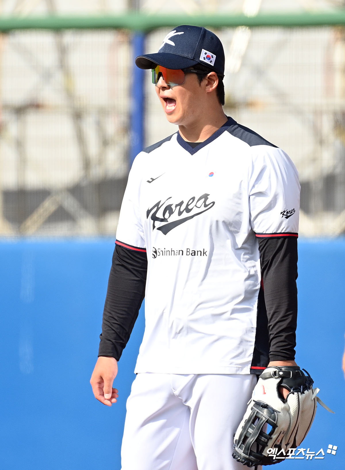 2026 월드베이스볼클래식(WBC)에 출전하는 한화 이글스 소속 내야수 노시환이 23일 구단과 계약기간 11년, 최대 307억원 조건에 계약 발표가 나간 뒤 일본 오키나와 가네다 구장에서 훈련에 임했다. 사진 고아라 기자