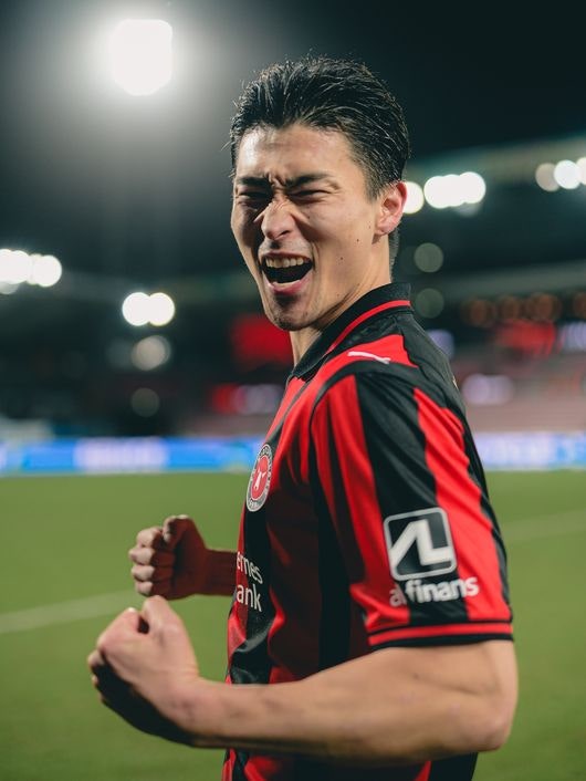 조규성이 또다시 쓰러졌다. 긴 부상에서 돌아와 경기 감각을 끌어올리며 올해 6월 열리는 2026 국제축구연맹(FIFA) 북중미 월드컵을 바라보고 있었던 조규성이 경기 도중 무릎을 붙잡고 드러누웠다. 교체 명단에 포함됐다가 교체 투입됐던 그는 그라운드를 밟은 지 16분 만에 재교체되어 나온 것으로 알려졌다. 사진 미트윌란