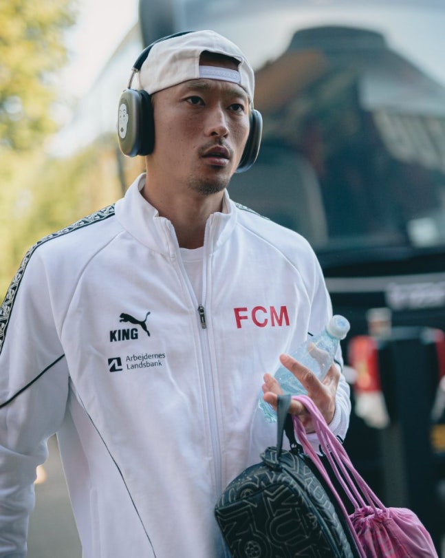 조규성이 또다시 쓰러졌다. 긴 부상에서 돌아와 경기 감각을 끌어올리며 올해 6월 열리는 2026 국제축구연맹(FIFA) 북중미 월드컵을 바라보고 있었던 조규성이 경기 도중 무릎을 붙잡고 드러누웠다. 교체 명단에 포함됐다가 교체 투입됐던 그는 그라운드를 밟은 지 16분 만에 재교체되어 나온 것으로 알려졌다. 사진 미트윌란