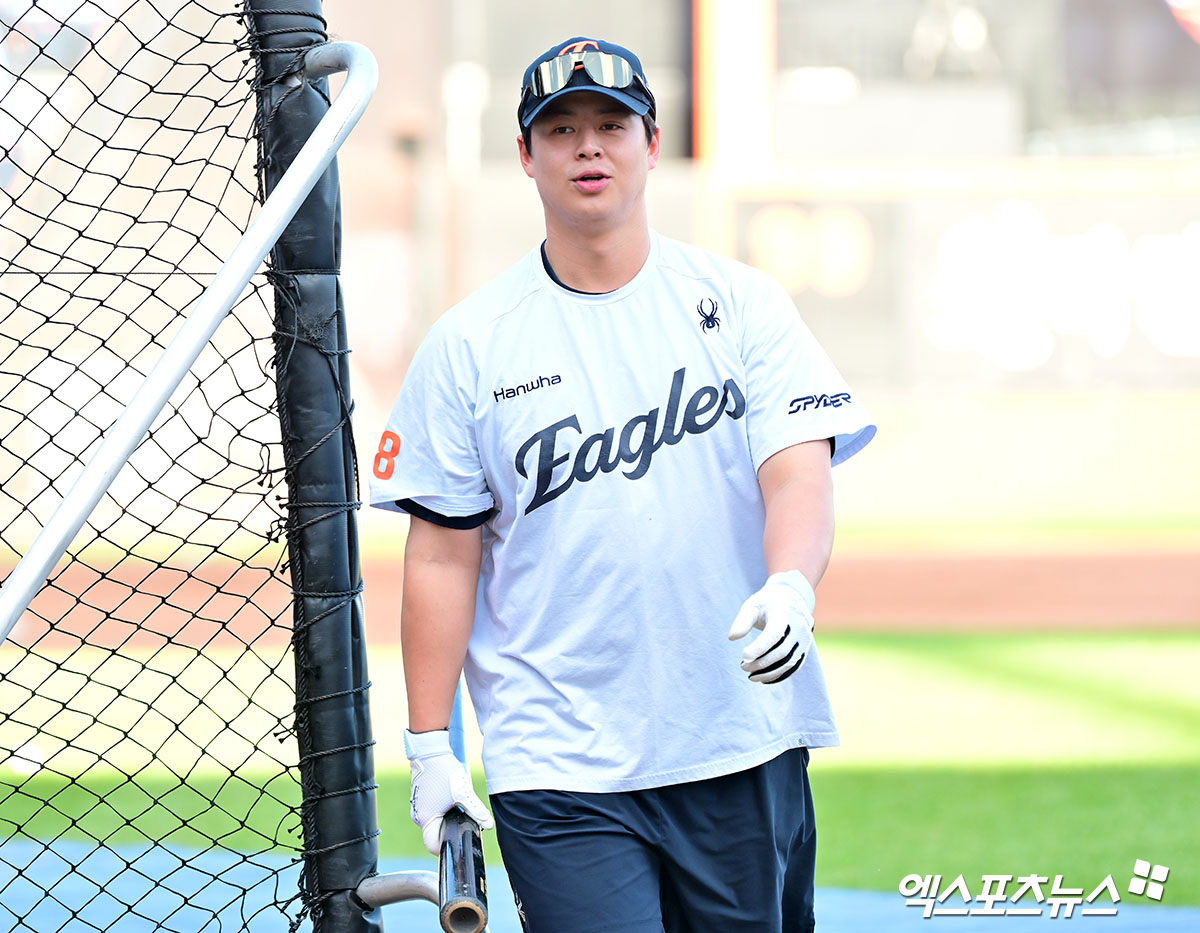 한화 구단은 '지난 22일 팀의 간판타자 노시환과 비FA 다년계약을 맺었다'고 23일 발표했다. 계약 조건은 2027시즌부터 2037시즌까지 계약기간 11년에 옵션 포함 총액 307억원으로, 이는 FA 계약과 비FA 다년계약을 통틀어 KBO리그 역대 최장기이자 최대 규모 계약이다. 노시환과의 비FA 다년계약은 한화 이글스의 올 겨울 스토브리그 최대 과제이자 KBO리그 초대형 관심사였다. 한화 구단은 지난달 21일 2026시즌 연봉 재계약 대상 선수들과 계약을 마쳤다고 공식 발표한 뒤 가장 눈길을 끌었던 노시환과의 연봉 액수를 10억원에 책정했음을 알렸다. 안전장치를 확보한 뒤 한 달 만에 KBO리그 초대형 계약을 알렸다. 엑스포츠뉴스DB