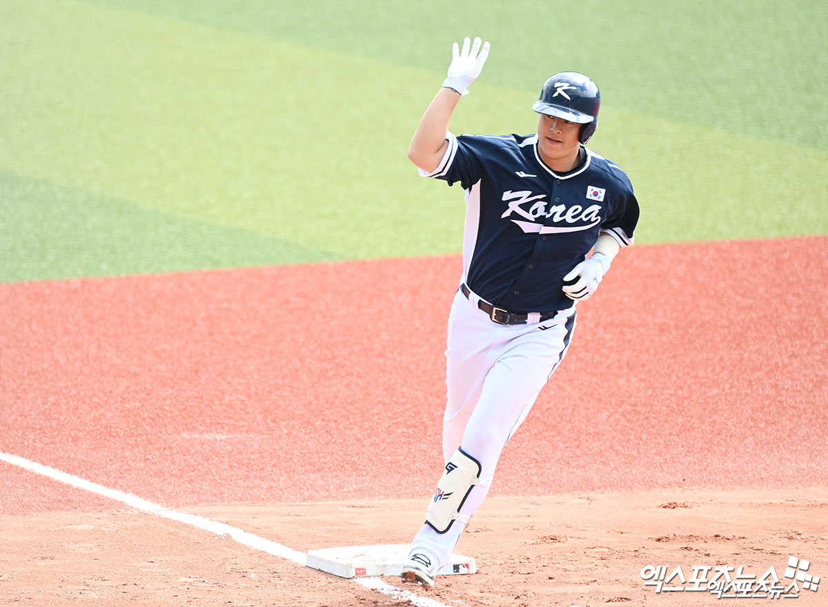 노시환이 23일 일본 오키나와 가네다 구장에서 열린 2026 월드베이스볼클래식(WBC) 대표팀과 한화 이글스와의 연습경기에서 홈런포를 날린 뒤 세리머니를 하고 있다. 한화 구단은 이날 '팀의 간판타자 노시환과 비FA 다년계약을 지난 22일 맺었다'고 발표했다. 계약 조건은 2027시즌부터 2037시즌까지 계약기간 11년에 옵션 포함 총액 307억원으로, 이는 FA 계약과 비FA 다년계약을 통틀어 KBO리그 역대 최장기이자 최대 규모 계약이다. 노시환은 '너무 좋은 계약을 구단에 해주셔서 감사하다. 앞으로 야구장에서 더 책임감을 가지고 행동할 수 있도록 하겠다'고 말했다. 오키나와, 고아라 기자