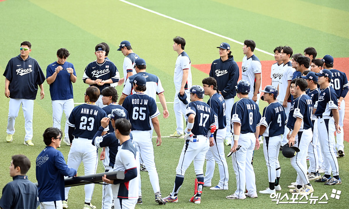 류지현 감독이 이끄는 대한민국 2026 월드베이스볼클래식(WBC) 국가대표팀이 23일 일본 오키나와 가네다 구장에서 열린 한화와의 연습경기에서 7-4로 이겼다. 사진 고아라 기자