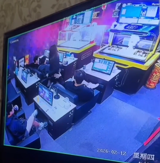 대만 스프링캠프지에서 불법 도박 논란에 휩싸였던 롯데 자이언츠 고승민, 김동혁, 김세민, 나승엽이 출장 정지 징계를 받았다. KBO는 23일 KBO 컨퍼런스룸에서 상벌위원회를 개최하고, 규약 제151조 [품위손상행위]에 따라 지난해부터 총 3회에 걸쳐 해당 장소를 방문한 것으로 확인된 김동혁에게는 50경기 출장 정지, 1회 방문이 확인된 나머지 3명의 선수에게는 30경기 출장 정지 징계를 결정했다. 온라인 커뮤니티 캡처