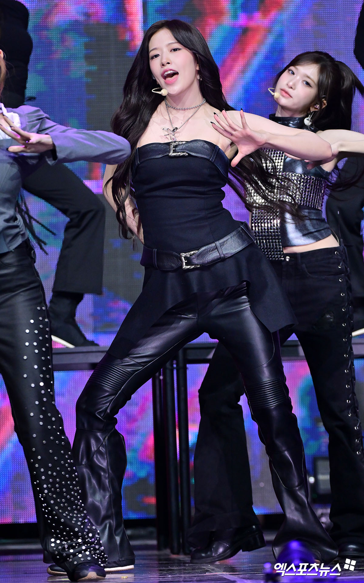 아이브 안유진이 멋진 공연을 선보이고 있다.