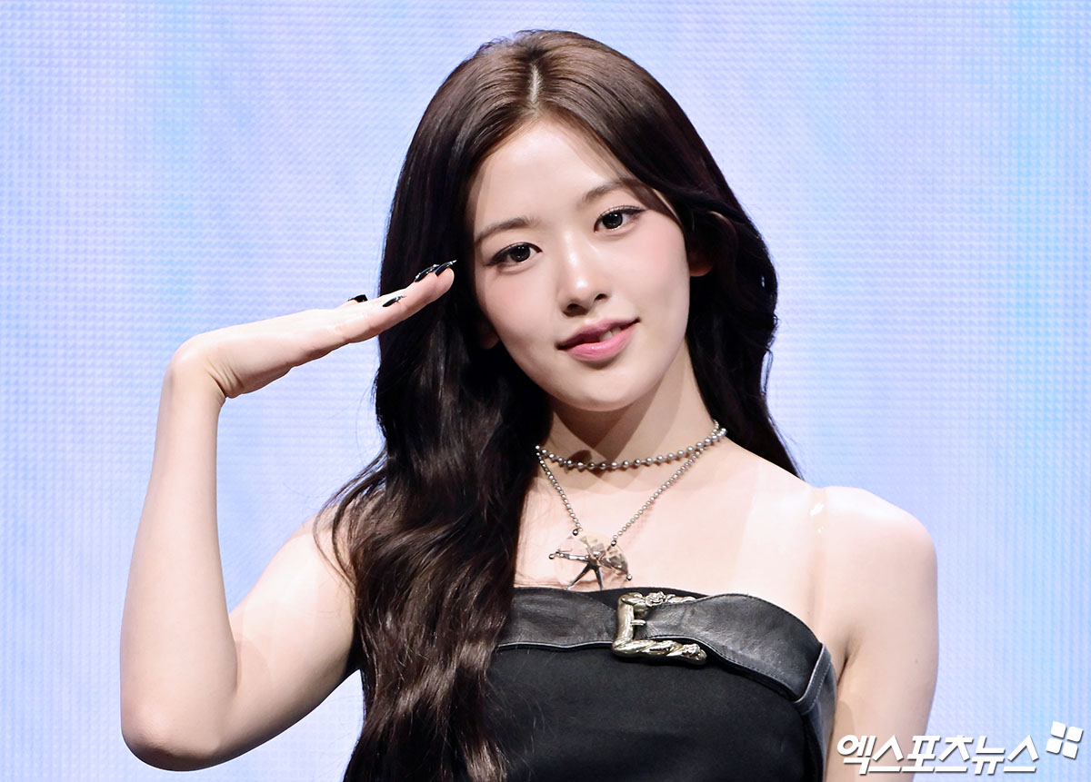 아이브 안유진이 포즈를 취하고 있다.