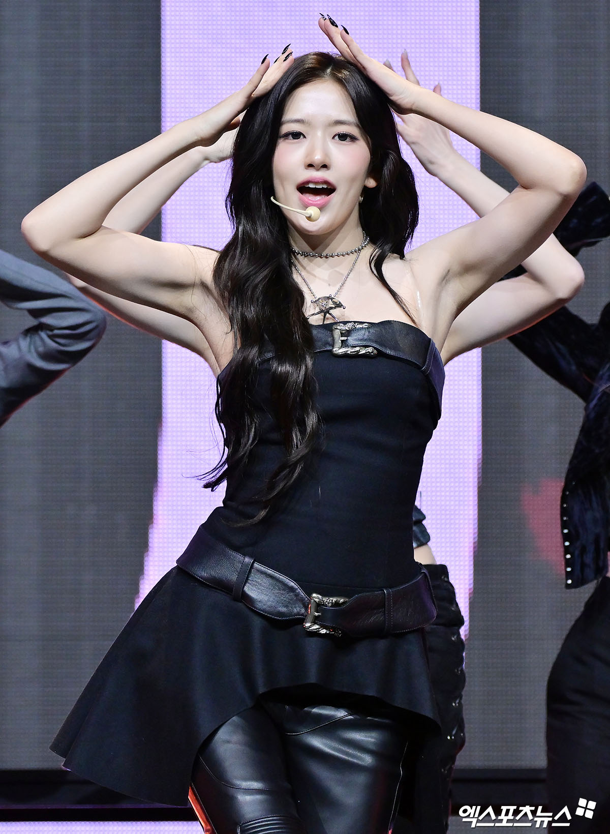 아이브 안유진이 멋진 공연을 선보이고 있다.