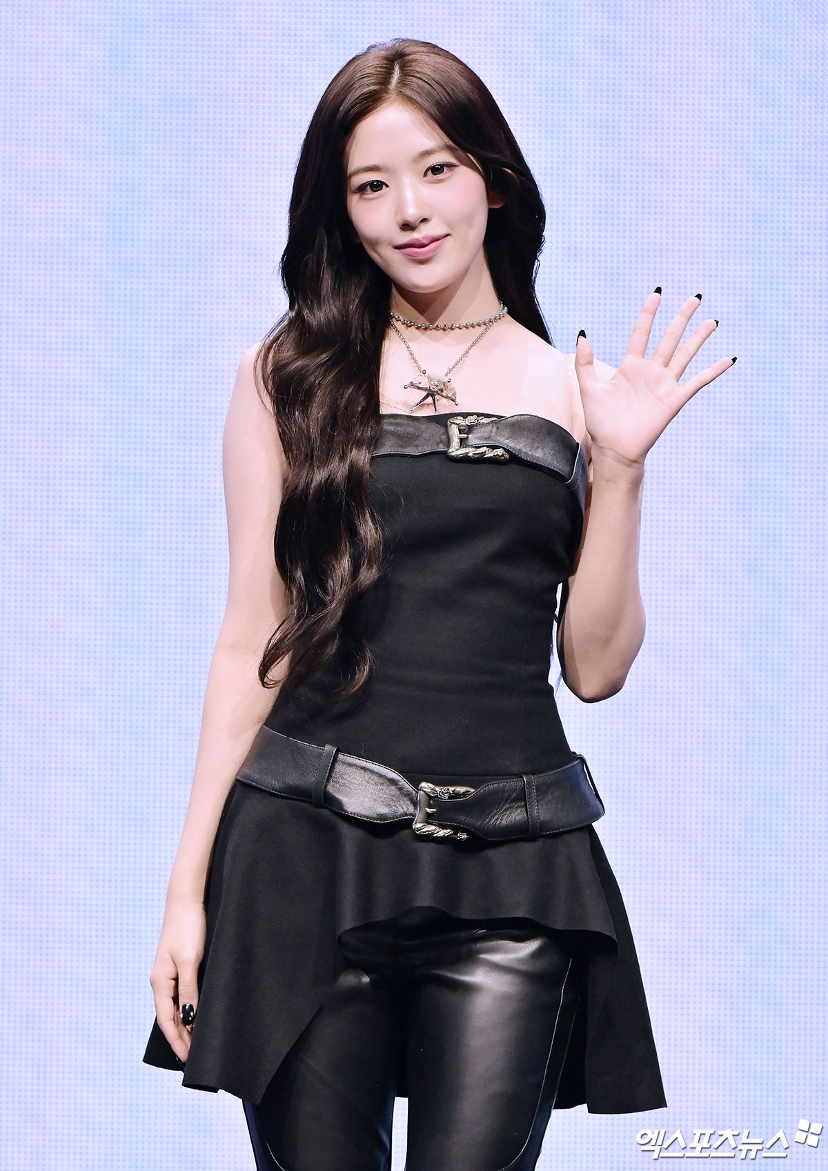 아이브 안유진이 포즈를 취하고 있다.