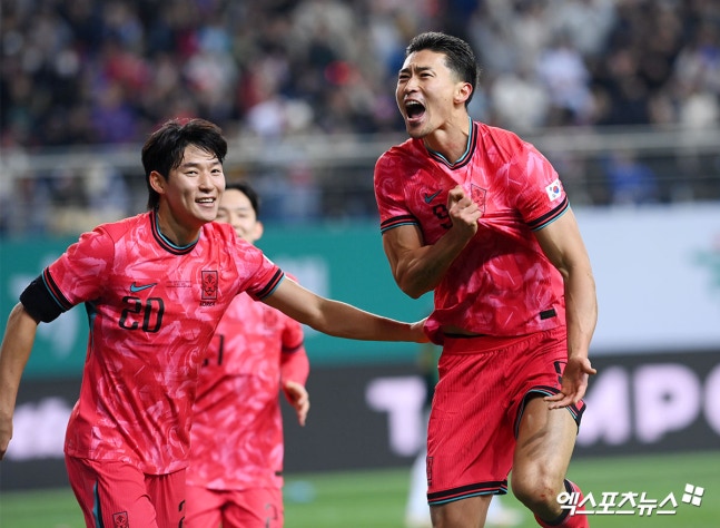 긴 재활 끝에 돌아와 2026 국제축구연맹(FIFA) 북중미 월드컵을 준비하고 있던 국가대표 스트라이커 조규성(미트윌란)이 또다시 쓰러졌다. 치명적인 합병증을 극복하고 그라운드에 돌아온 지 얼마 되지 않아 다시 무릎을 부여잡으며 소속팀과 대표팀 모두 초비상이 걸렸다. 아직 정확한 부상 정도는 알려지지 않았으나, 회복이 지연될 경우 생애 두 번째 월드컵 참가 여부까지 장담할 수 없는 치명적인 위기에 놓였다. 엑스포츠뉴스DB