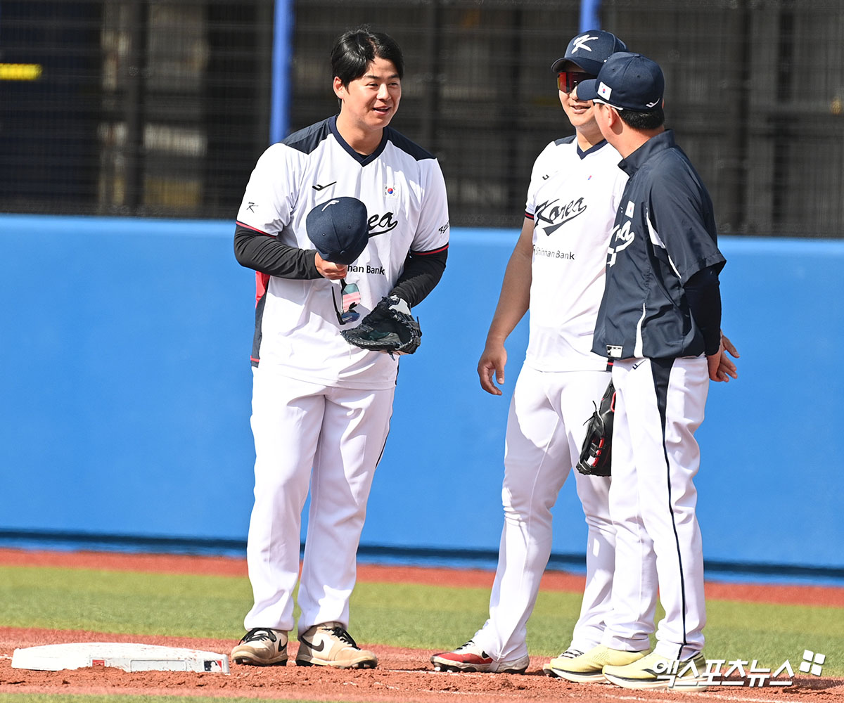 23일 일본 오키나와 카데나 구장에서 진행된 2026 월드베이스볼클래식(WBC) 대표팀의 2차 스프링캠프, 대표팀 노시환 문보경이 훈련을 하고 있다. 오키나와(일본), 고아라 기자