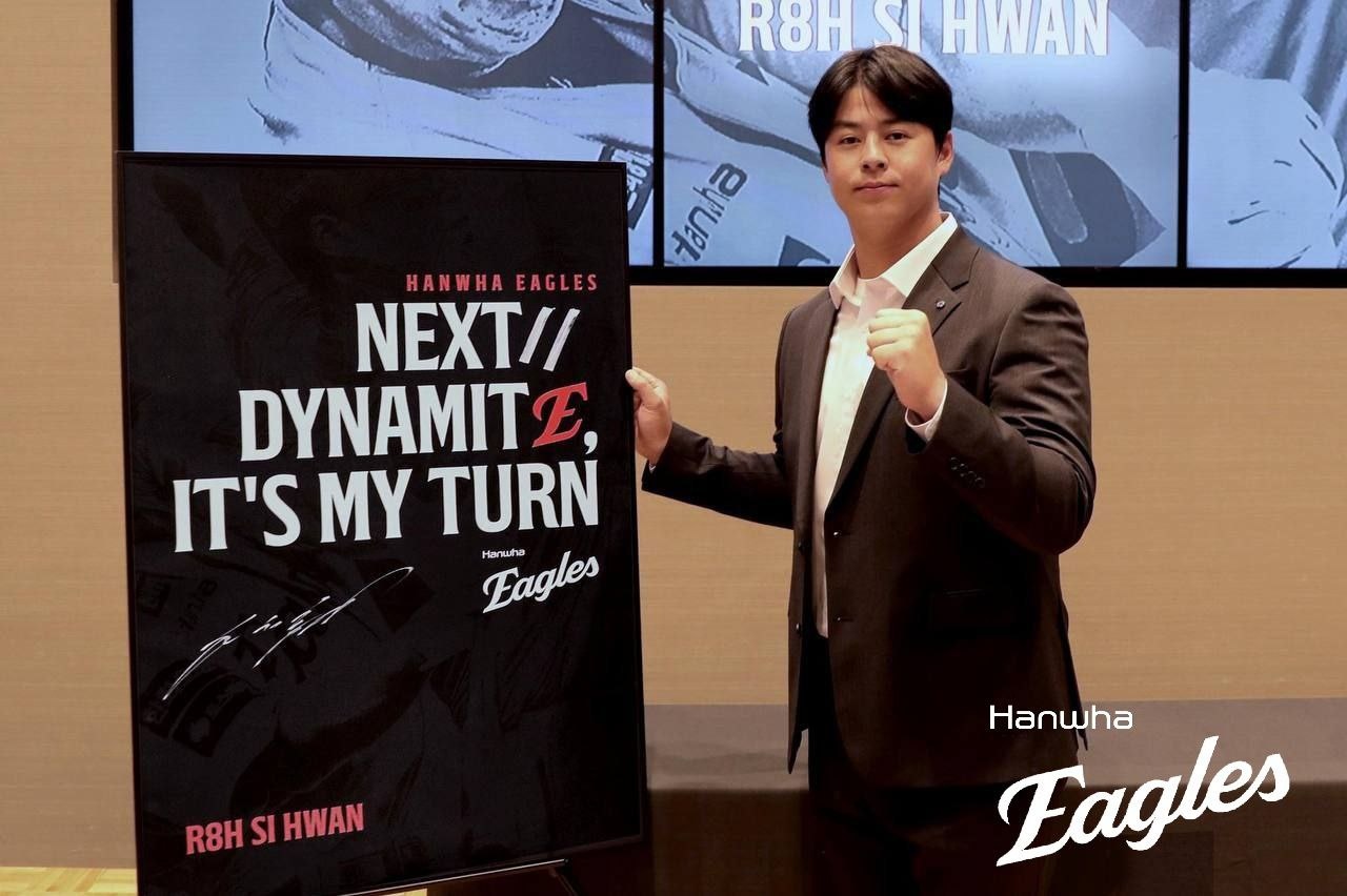 한화 이글스 프랜차이즈 스타 노시환이 11년 총액 307억원 비FA 다년계약으로 새 시대를 개척했다. 이는 향후 팀 내 비슷한 위상의 선수들에게 협상 테이블 위 확실한 기준점이 될 전망이다. 특히 노시환과 포지션, 팀 내 입지 등이 가장 비슷한 LG 트윈스 문보경에겐 보다 확실한 이정표가 될 것으로 보인다. 한화 이글스