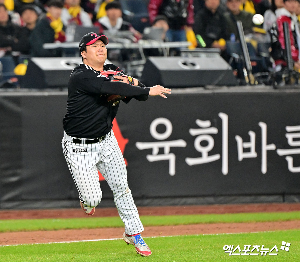 한화 이글스 프랜차이즈 스타 노시환이 11년 총액 307억원 비FA 다년계약으로 새 시대를 개척했다. 이는 향후 팀 내 비슷한 위상의 선수들에게 협상 테이블 위 확실한 기준점이 될 전망이다. 특히 노시환과 포지션, 팀 내 입지 등이 가장 비슷한 LG 트윈스 문보경에겐 보다 확실한 이정표가 될 것으로 보인다. 엑스포츠뉴스 DB