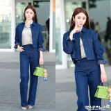 르세라핌 허윤진, 마네킹 비율로 완성한 청청 패션