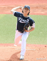 곽빈 '장발의 역투'[포토]