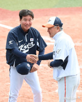 연습경기 마친 류지현-김경문 감독[포토]