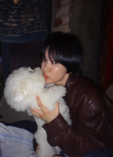 송혜교, 반려견 끌어안고 애정 가득 입맞춤…어둠 속에서도 물광 피부 [★해시태그]