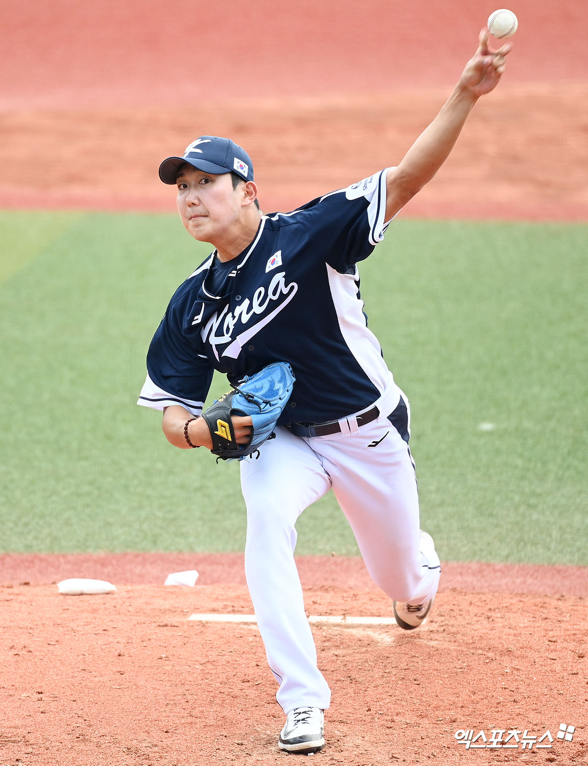 2026 월드베이스볼클래식(WBC) 출전을 준비 중인 국가대표팀 투수 손주영이 23일 일본 오키나와 가네다 구장에서 열린 한화 이글스와의 연습경기에서 2이닝 3실점으로 고전했다. 사진 고아라 기자