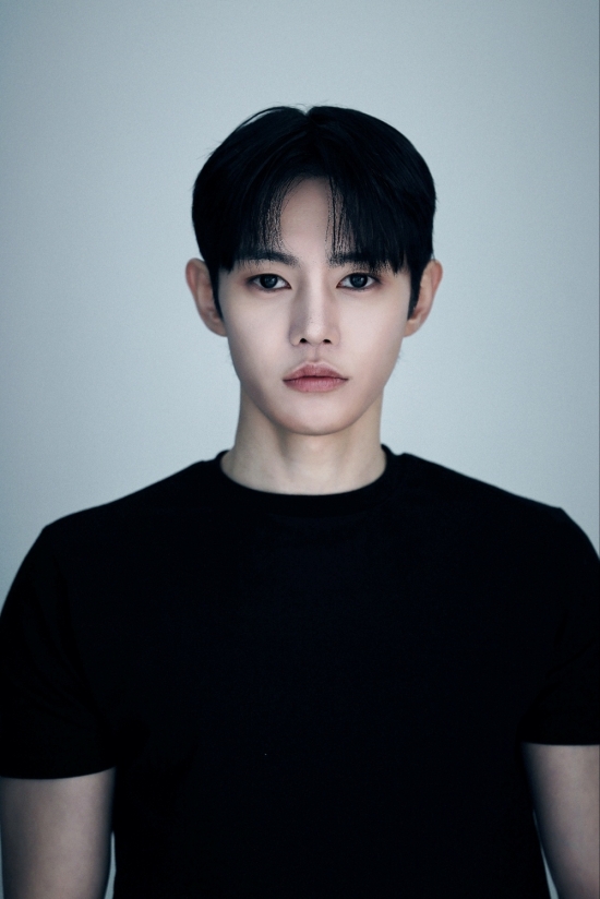 배우 김원식이 락킨코리아와 전속계약했다.