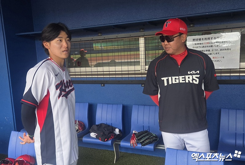 이범호(오른쪽) KIA 타이거즈 감독이 24일 일본 오키나와 가네다 구장에서 열리는 2026 월드베이스볼클래식(WBC) 대표팀과 연습경기에 앞서 김도영과 대화하는 모습. 사진 김지수 기자