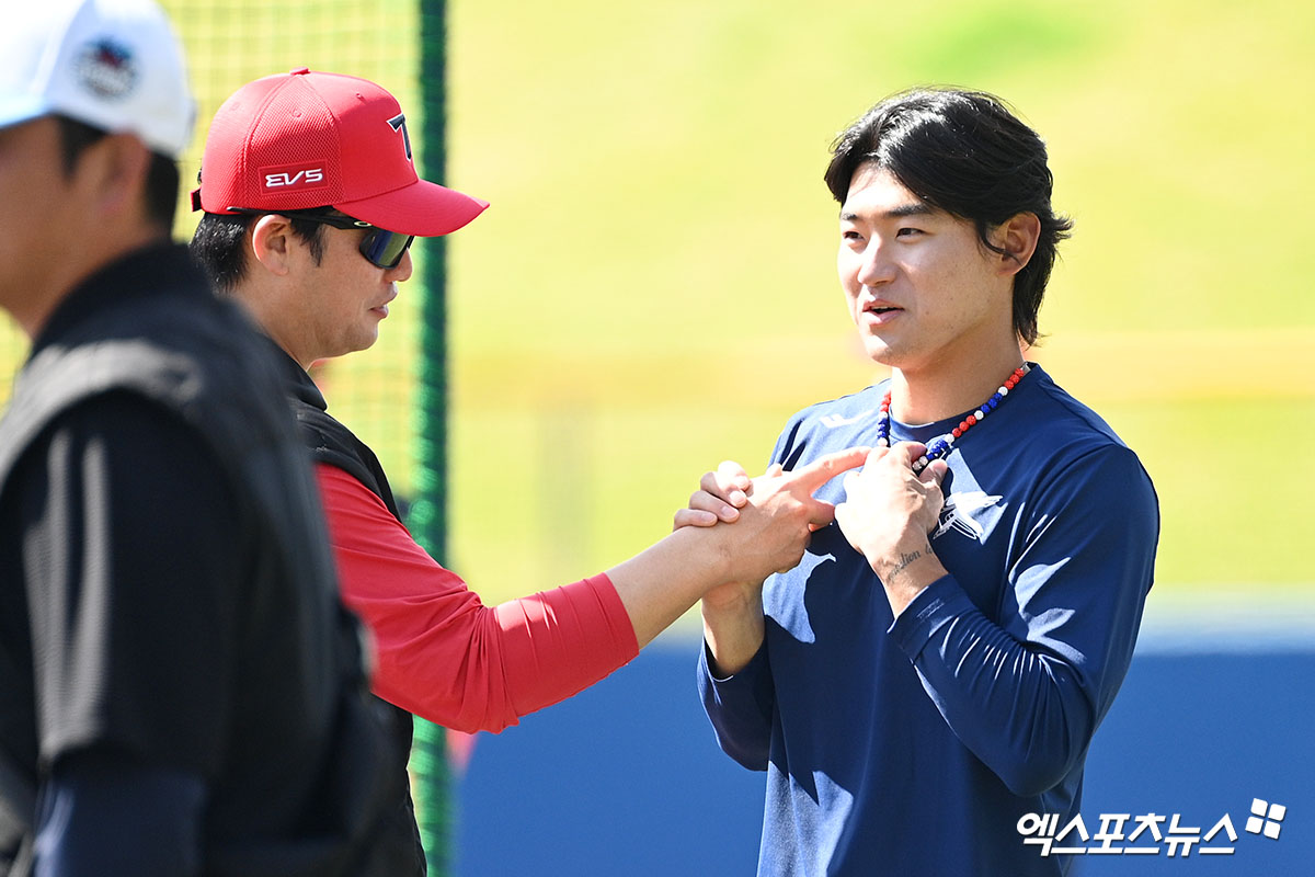 2026 월드베이스볼클래식(WBC) 출전을 준비 중인 김도영(오른쪽)이 24일 일본 오키나와 가네다 구장에서 열리는 소속팀 KIA 타이거즈와 연습경기에 앞서 손승락 수석코치와 대화하는 모습. 사진 고아라 기자