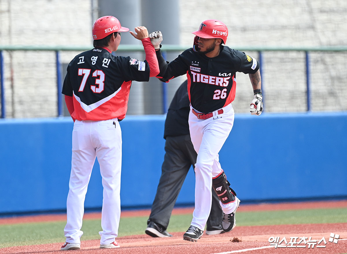 KIA 타이거즈 새 외국인 타자 해럴드 카스트로가 24일 일본 오키나와 가네다 구장에서 열린 WBC 대표팀과 연습경기에서 홈런을 기록했다. 사진 고아라 기자