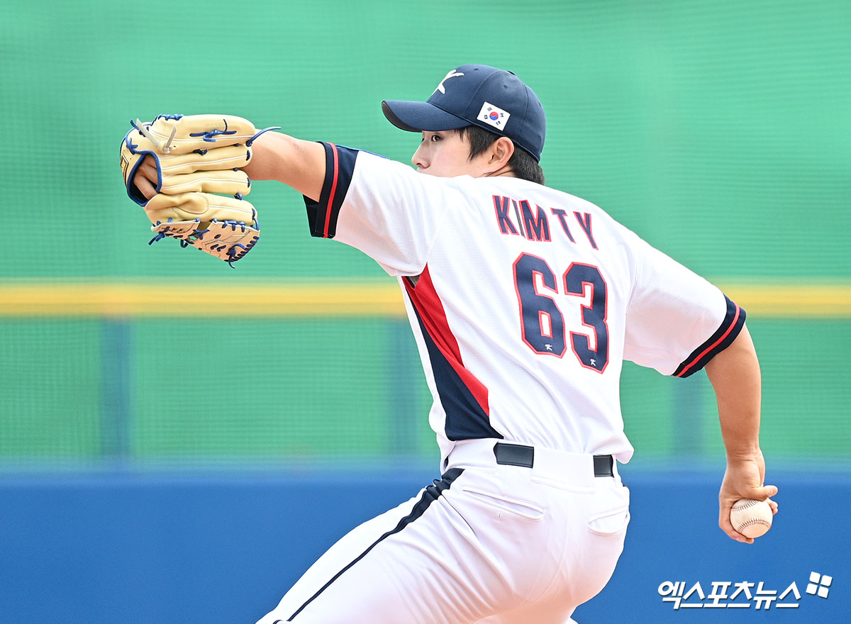 2026 WBC에 출전하는 국가대표팀 투수 김택연이 24일 일본 오키나와 가네다 구장에서 열린 KIA 타이거즈와의 연습경기에서 1이닝 무실점을 기록했다. 사진 고아라 기자