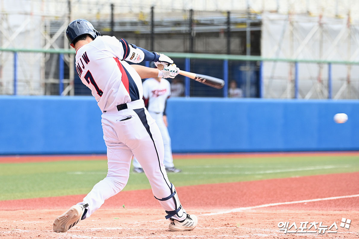 2026 월드베이스볼클래식(WBC)에 출전하는 국가대표팀 내야수 김주원(왼쪽)이 24일 일본 오키나와 가네다 구장에서 열린 KIA 타이거즈와의 연습경기에서 멀티 히트를 기록했다. 사진 고아라 기자