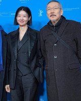 홍상수, 수염까지 희끗한 백발 근황…♥김민희가 낳은 혼외자 아들은 벌써 돌 [엑's 이슈]