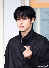 에이티즈 우영 '손하트 선물'[엑's HD포토]