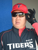 대표팀과 평가전 앞둔 이범호 감독[포토]