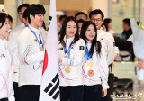 최민정-김길리 '눈부신 메달과 함께'[포토]