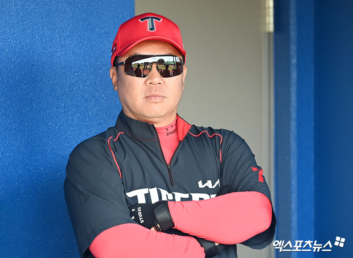 이범호 KIA 타이거즈 감독이 지난 24일 WBC 대표팀과 연습경기에 앞서 올해 새롭게 합류한 투수 홍건희, 김범수에 대한 기대감을 드러냈다. 사진 고아라 기자