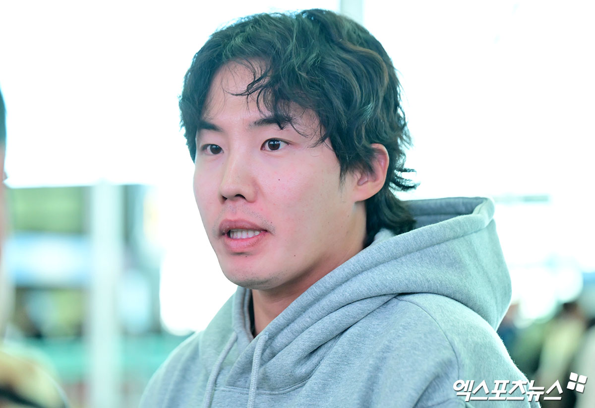 LG트윈스가 2차 스프링캠프를 위해 25일 오전 인천국제공항을 통해 일본 오키나와로 출국했다. 출국 전 인터뷰하는 LG 임찬규. 인천공항, 김한준 기자