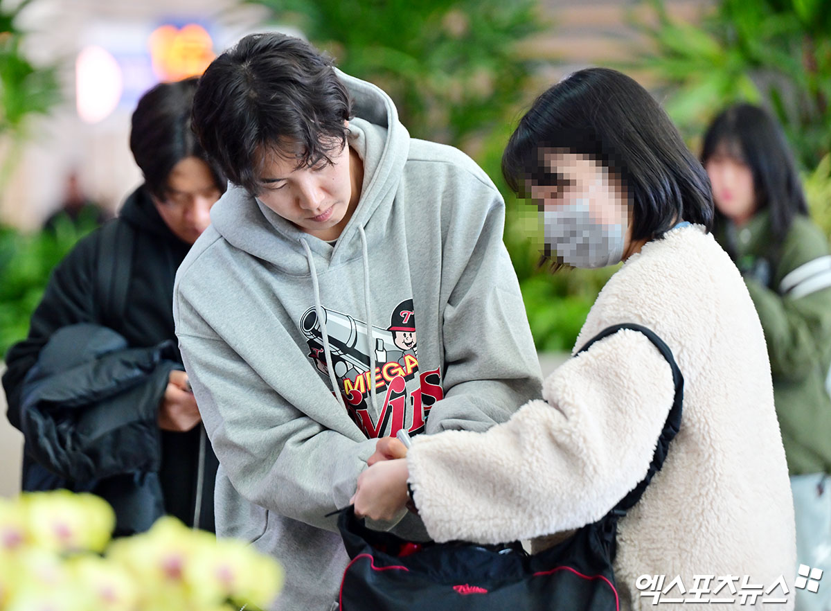 LG트윈스가 2차 스프링캠프를 위해 25일 오전 인천국제공항을 통해 일본 오키나와로 출국했다. 출국 전 LG 임찬규가 팬에게 사인을 해주고 있다. 인천공항, 김한준 기자