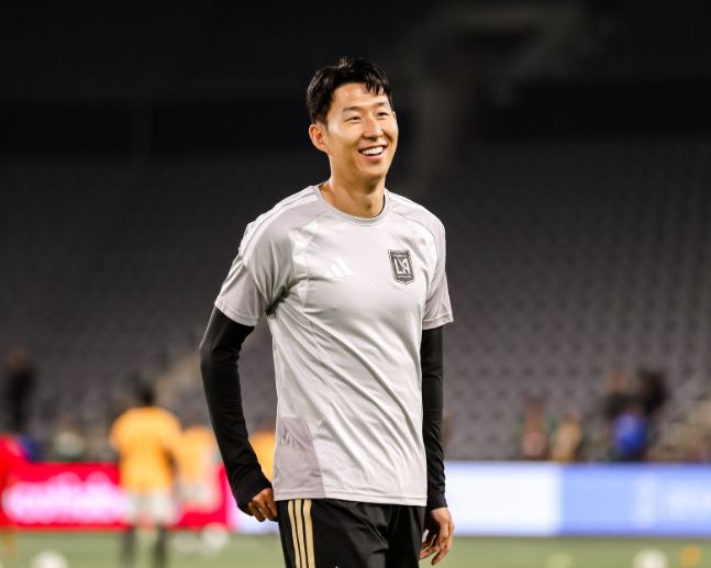 미국 메이저리그사커(MLS) LAFC 손흥민이 체력 안배 차원에서 45분만 그라운드를 누볐다. 팀은 완승을 거두며 16강에 올랐으나 손흥민의 연속 경기 공격포인트 행진은 아쉽게 멈췄다. LAFC는 25일(한국시간) 미국 캘리포니아주 로스앤젤레스의 BMO 스타디움에서 열린 2026시즌 북중미카리브축구연맹(CONCACAF) 챔피언스컵 1라운드 2차전 홈경기에서 레알 에스파냐(온두라스)에 1-0으로 승리했다. 연합뉴스
