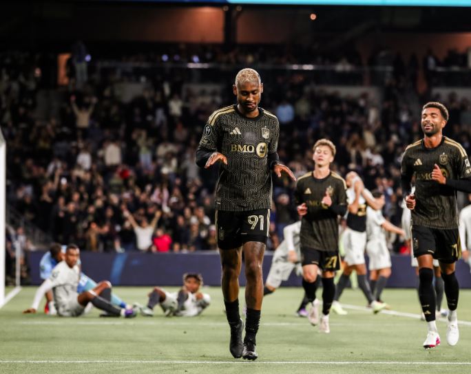 미국 메이저리그사커(MLS) LAFC 손흥민이 체력 안배 차원에서 45분만 그라운드를 누볐다. 팀은 완승을 거두며 16강에 올랐으나 손흥민의 연속 경기 공격포인트 행진은 아쉽게 멈췄다. LAFC는 25일(한국시간) 미국 캘리포니아주 로스앤젤레스의 BMO 스타디움에서 열린 2026시즌 북중미카리브축구연맹(CONCACAF) 챔피언스컵 1라운드 2차전 홈경기에서 레알 에스파냐(온두라스)에 1-0으로 승리했다. SNS