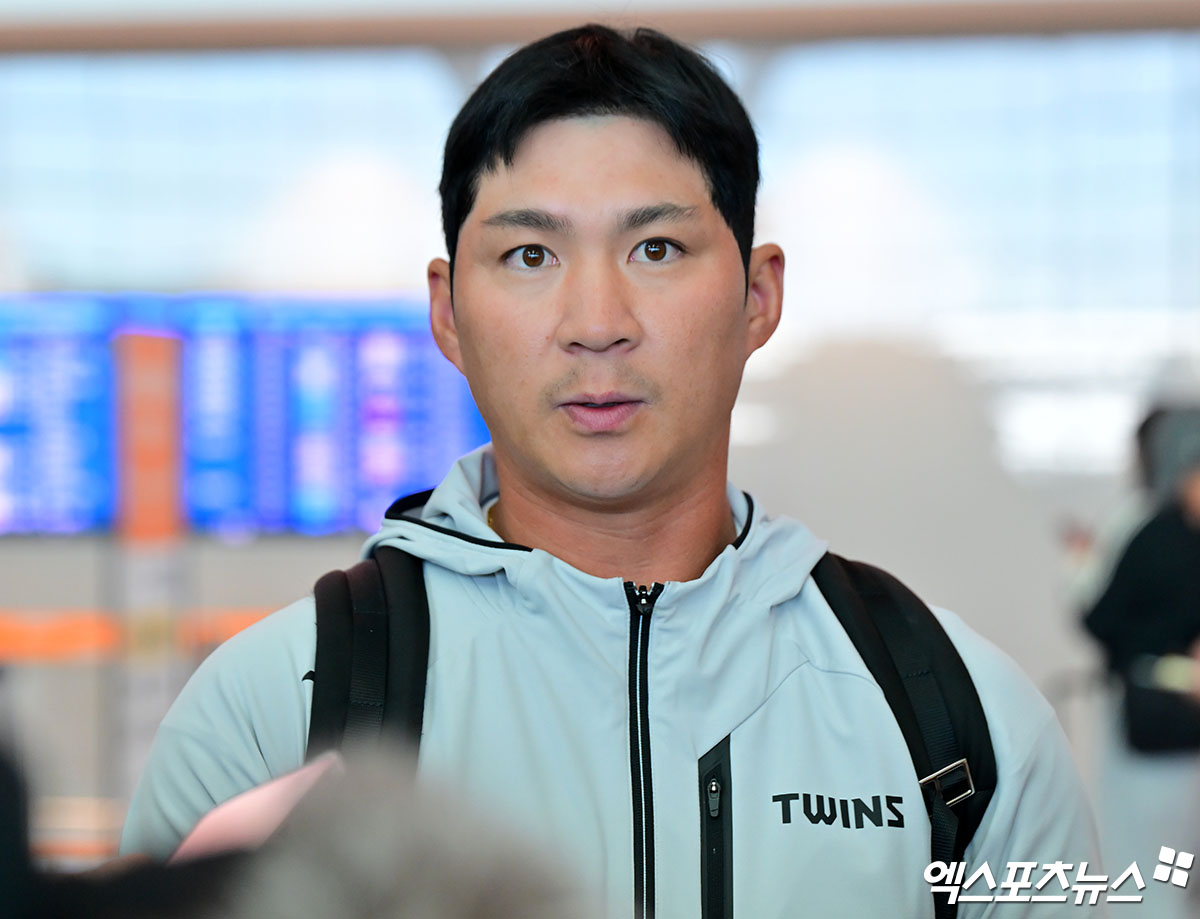 LG트윈스가 2차 스프링캠프를 위해 25일 오전 인천국제공항을 통해 일본 오키나와로 출국했다. 출국 전 인터뷰하는 LG 오지환. 인천공항, 김한준 기자