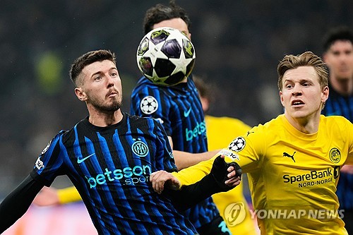 노르웨이의 소도시 구단 보되/글림트가 유럽축구연맹(UEFA) 챔피언스리그(UCL) 무대에서 세계적 강호들을 잇따라 격파하며 '강팀 킬러' 본능을 뽐냈다. 보되/글림트는 25일(한국시간) 이탈리아 밀라노의 산시로에서 열린 2025-2026시즌 UCL 16강 플레이오프 2차전 원정 경기에서 이탈리아 명문 인터 밀란을 2-1로 꺾었다. 1차전 홈경기 3-1 승리에 이어 2차전 원정까지 잡아낸 보되/글림트는 1, 2차전 합계 5-2로 세리에A 선두 인터 밀란을 완벽하게 침몰시키고 16강 진출에 성공했다. 연합뉴스