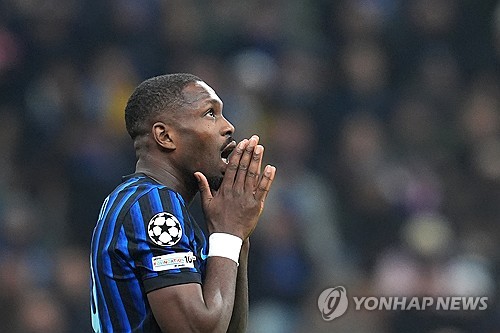 노르웨이의 소도시 구단 보되/글림트가 유럽축구연맹(UEFA) 챔피언스리그(UCL) 무대에서 세계적 강호들을 잇따라 격파하며 '강팀 킬러' 본능을 뽐냈다. 보되/글림트는 25일(한국시간) 이탈리아 밀라노의 산시로에서 열린 2025-2026시즌 UCL 16강 플레이오프 2차전 원정 경기에서 이탈리아 명문 인터 밀란을 2-1로 꺾었다. 1차전 홈경기 3-1 승리에 이어 2차전 원정까지 잡아낸 보되/글림트는 1, 2차전 합계 5-2로 세리에A 선두 인터 밀란을 완벽하게 침몰시키고 16강 진출에 성공했다. 연합뉴스