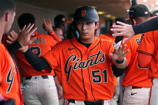 샌프란시스코 자이언츠 외야수 이정후가 25일 LA 에인절스전에서 시범경기 3경기 연속 안타로 타격감을 끌어 올렸다. 2026시즌을 앞두고 우익수 수비로 전환한 이정후는 시범경기 두 차례 홈 보살로 달라진 수비력까지 선보이고 있다. 이정후는 오는 27일 일본 오사카로 이동해 WBC 한국 야구대표팀에 합류할 예정이다. 연합뉴스