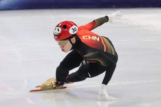 린샤오쥔은 지난 21일 끝난 2026 밀라노·코르티나 동계올림픽 쇼트트랙 남자 5000m 계주 파이널B(순위결정전)를 끝으로 8년간 기다렸던 올림픽 무대를 마무리했다. 그는 이번 대회 개인전에서 3개 종목 전부 준결승조차 오르지 못하고 탈락했다. 남자 5000m 계주에서도 중국 대표팀이 결승에 오르지 못하면서 메달 기회를 놓쳤다. 혼성 2000m 계주에선 준준결승만 뛰고 준결승 및 결승에서 출전 엔트리 제외되는 수모를 겪었다. 연합뉴스