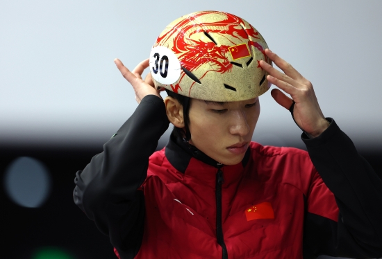 린샤오쥔은 지난 21일 끝난 2026 밀라노·코르티나 동계올림픽 쇼트트랙 남자 5000m 계주 파이널B(순위결정전)를 끝으로 8년간 기다렸던 올림픽 무대를 마무리했다. 그는 이번 대회 개인전에서 3개 종목 전부 준결승조차 오르지 못하고 탈락했다. 남자 5000m 계주에서도 중국 대표팀이 결승에 오르지 못하면서 메달 기회를 놓쳤다. 혼성 2000m 계주에선 준준결승만 뛰고 준결승 및 결승에서 출전 엔트리 제외되는 수모를 겪었다. 연합뉴스