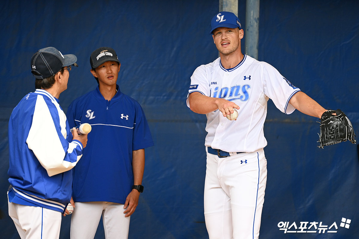 삼성 라이온즈 새 외국인 투수 맷 매닝이 지난 24일 일본 오키나와에서 치러진 한화 이글스와의 연습경기 등판 직후 팔꿈치 통증을 호소, 한국으로 이동해 정밀 검진을 실시할 예정이다. 사진 고아라 기자