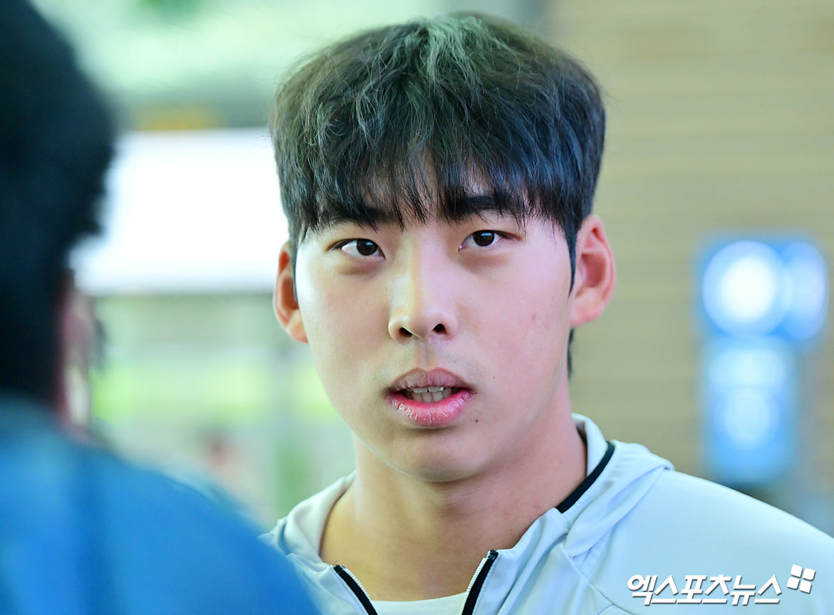 LG트윈스가 2차 스프링캠프를 위해 25일 오전 인천국제공항을 통해 일본 오키나와로 출국했다.  출국 전 LG 추세현이 취재진의 질문에 답하고 있다. 인천공항, 김한준 기자